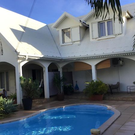 סיינט דניס Studio Cosy Avec Piscine Dans Une Villa מראה חיצוני תמונה