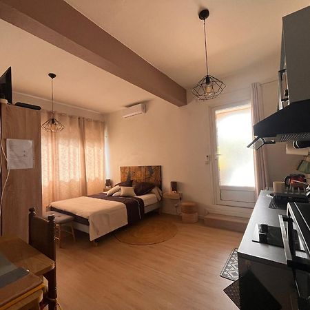 סיינט דניס Studio Cosy Avec Piscine Dans Une Villa מראה חיצוני תמונה
