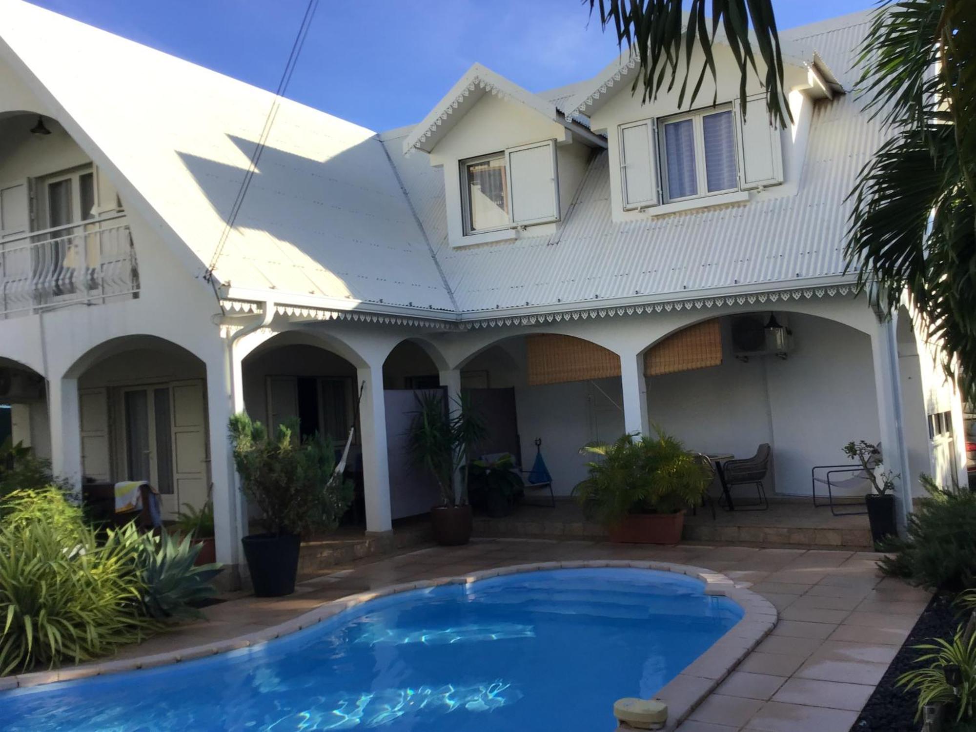 סיינט דניס Studio Cosy Avec Piscine Dans Une Villa מראה חיצוני תמונה