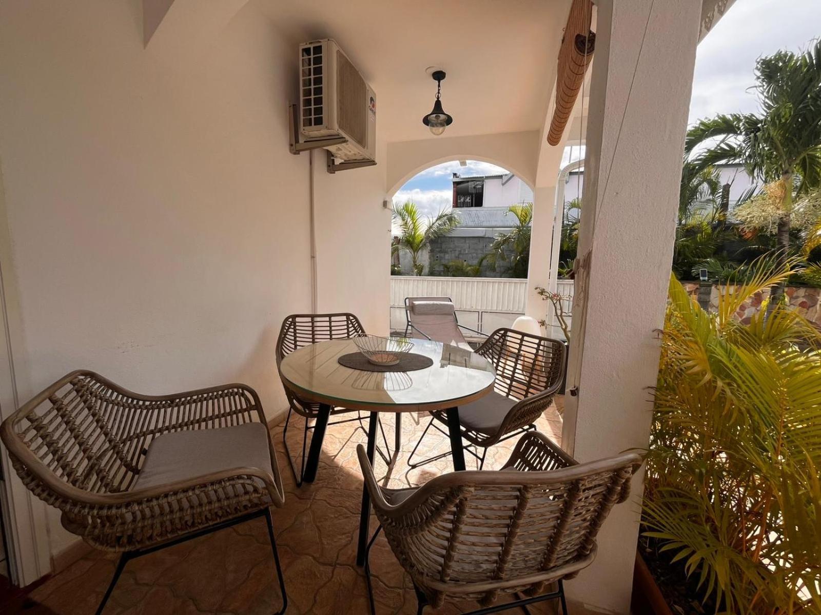 סיינט דניס Studio Cosy Avec Piscine Dans Une Villa מראה חיצוני תמונה