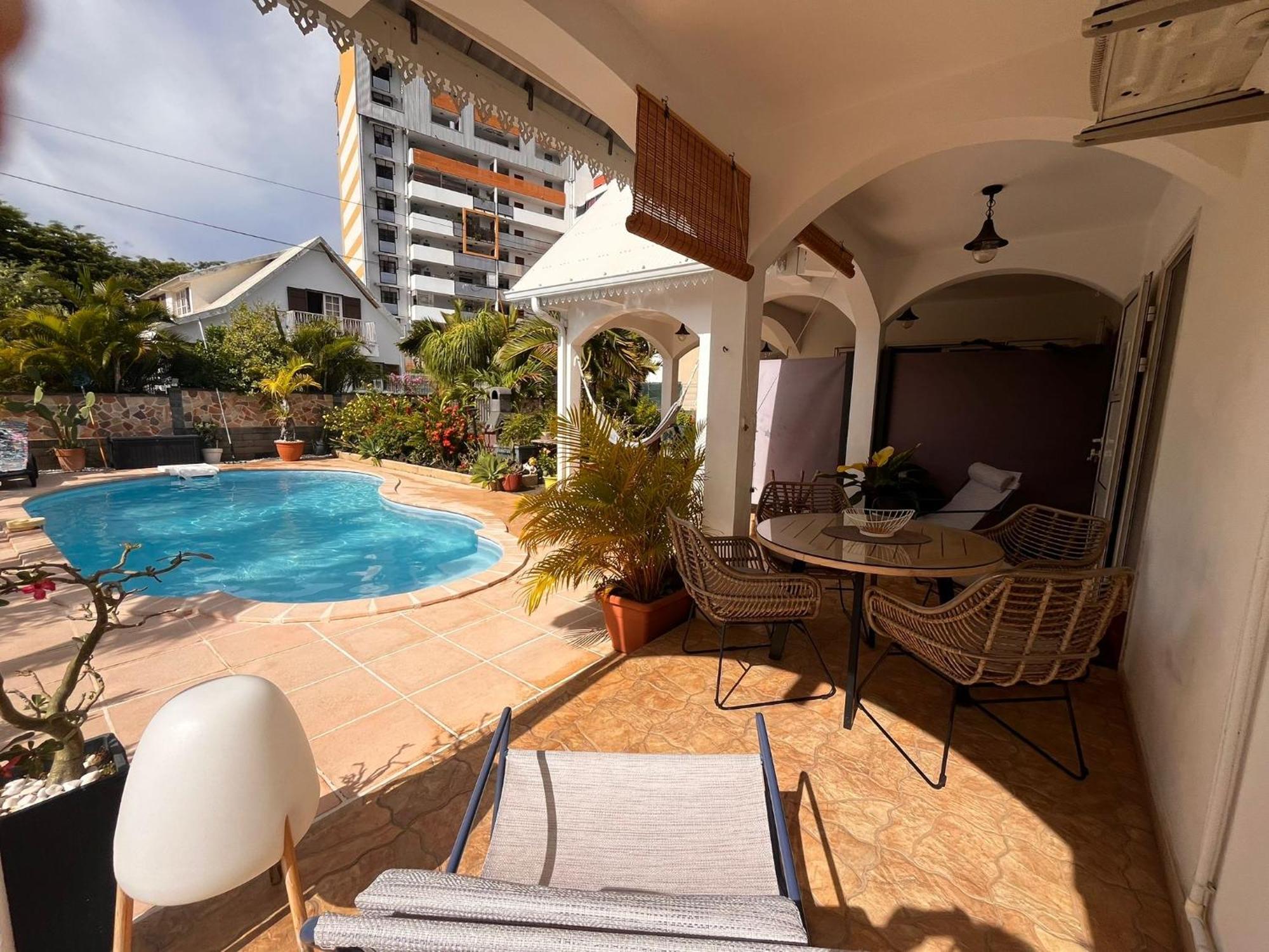 סיינט דניס Studio Cosy Avec Piscine Dans Une Villa מראה חיצוני תמונה