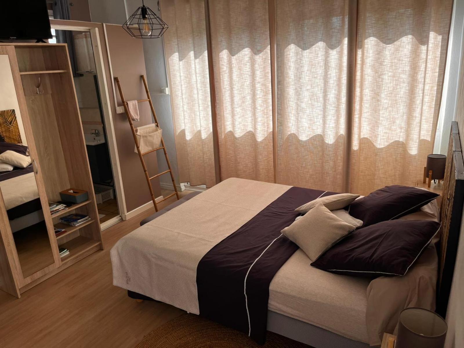 סיינט דניס Studio Cosy Avec Piscine Dans Une Villa מראה חיצוני תמונה